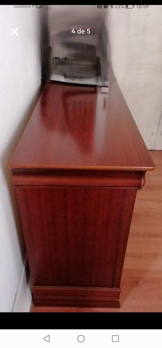 Móvel de sala com três portas e três gavetas