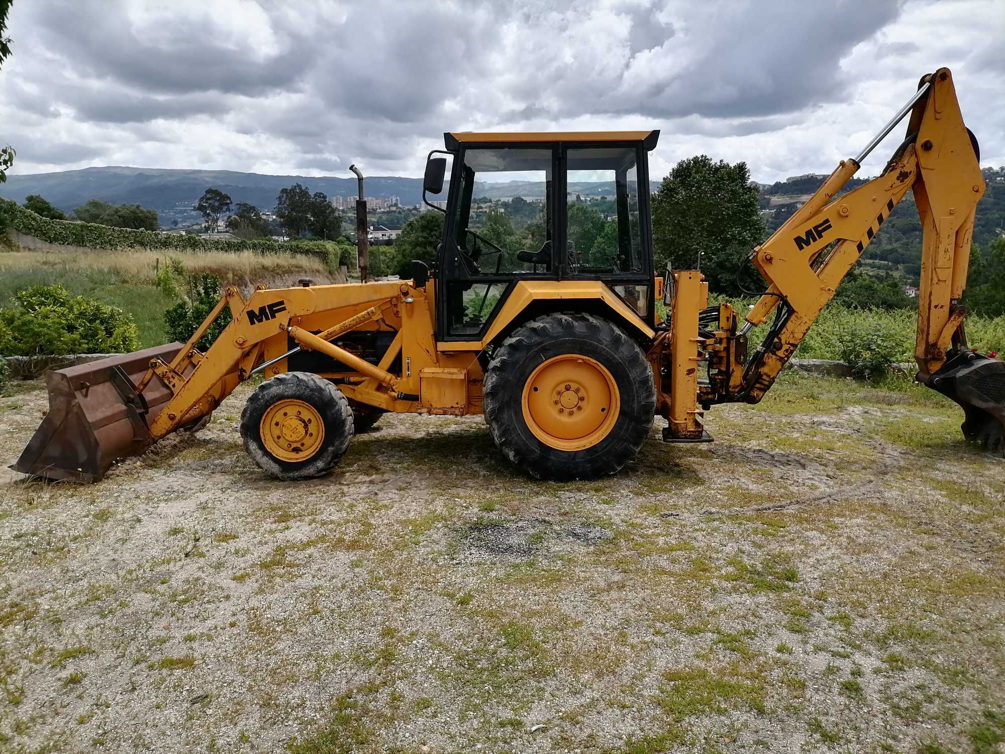 Retroescavadora MF 50HX somente com 7900H