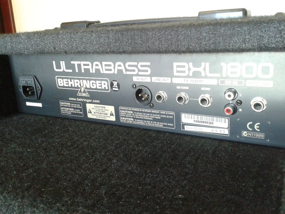 Басовий комбопідсилювач/монітор Behringer BXL1800