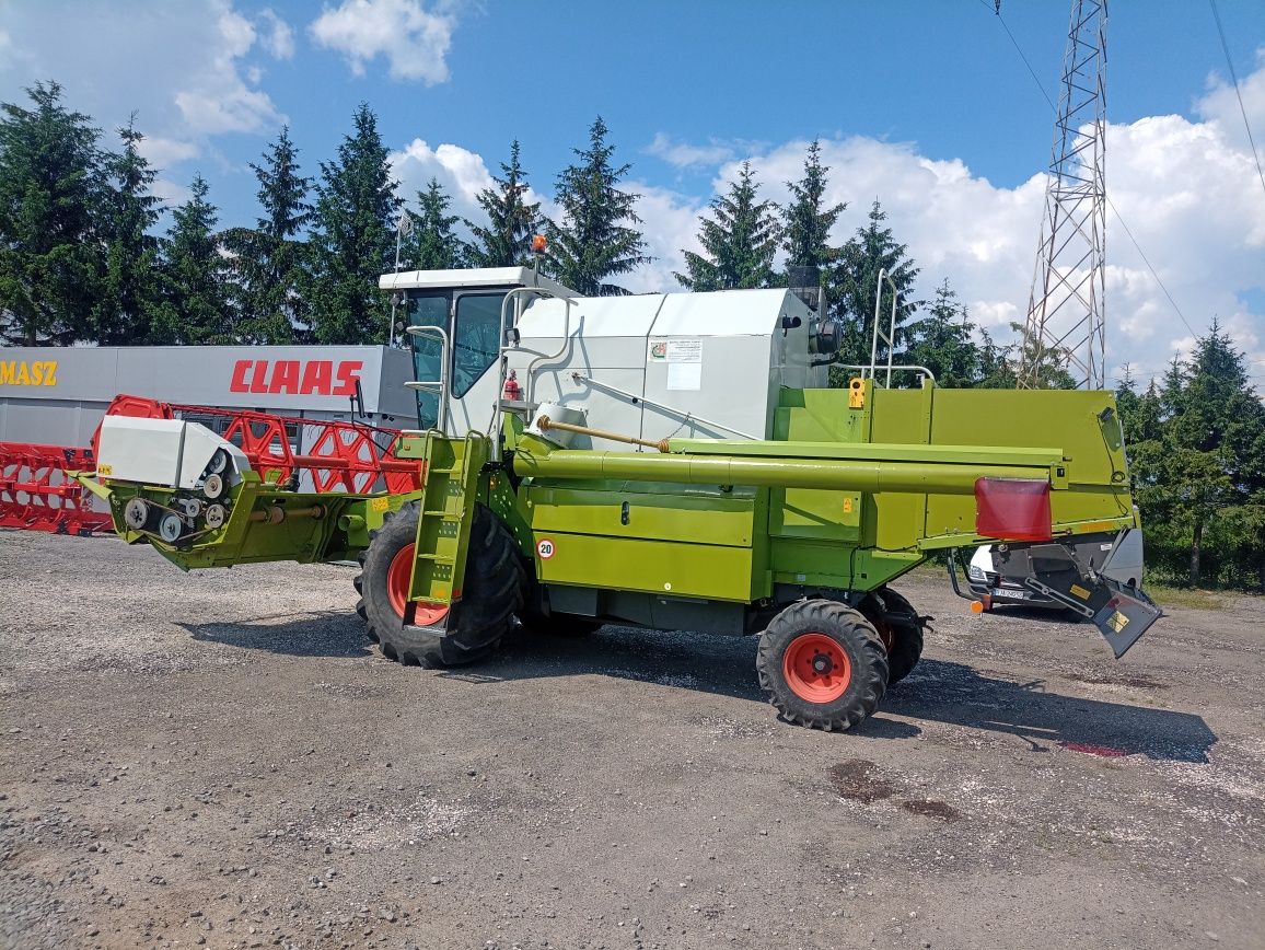 Claas Dominator 130  wraz z Hederem Claas C420