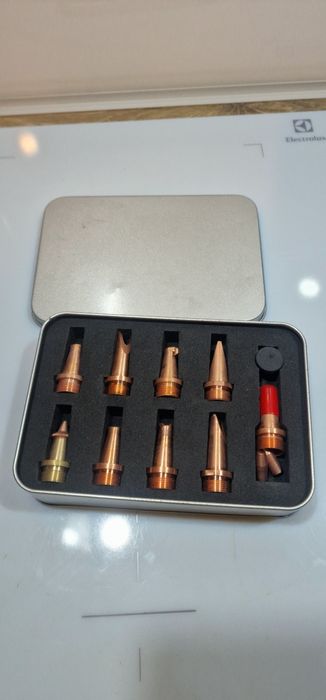 Zestaw dysz do spawania laserowego.