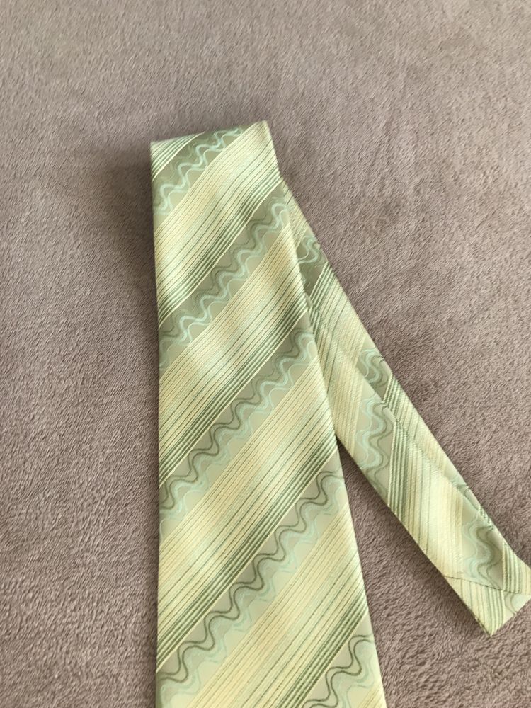 Krawat zielono żółty w paski fale żakardowy męski garniturowy