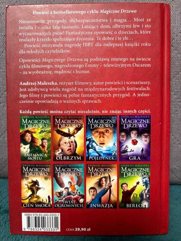 Lektura "Magiczne drzewo " czerwone krzesło