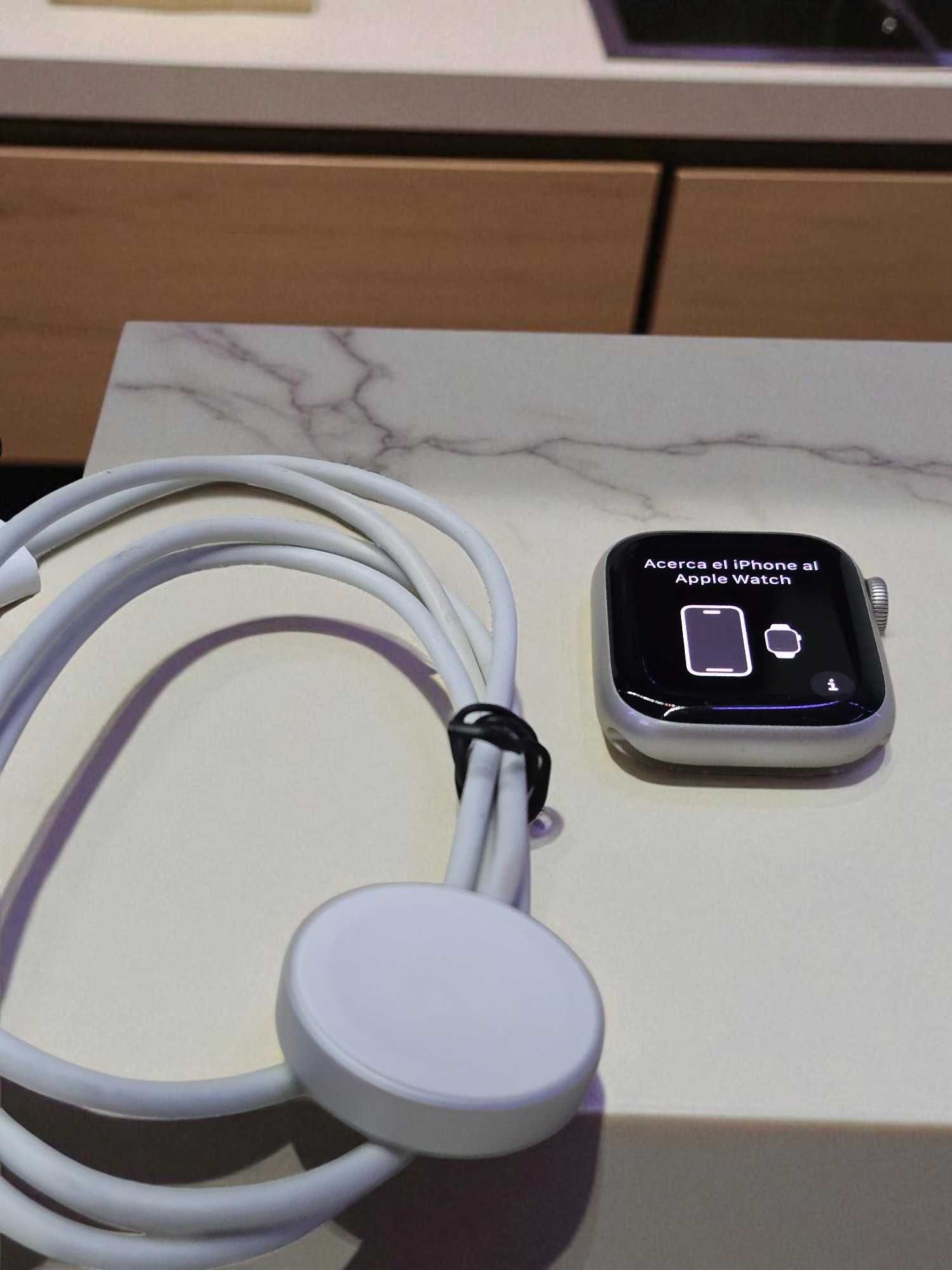 Apple Watch Series 7 GPS – 41mm Starlight + zestaw pasków