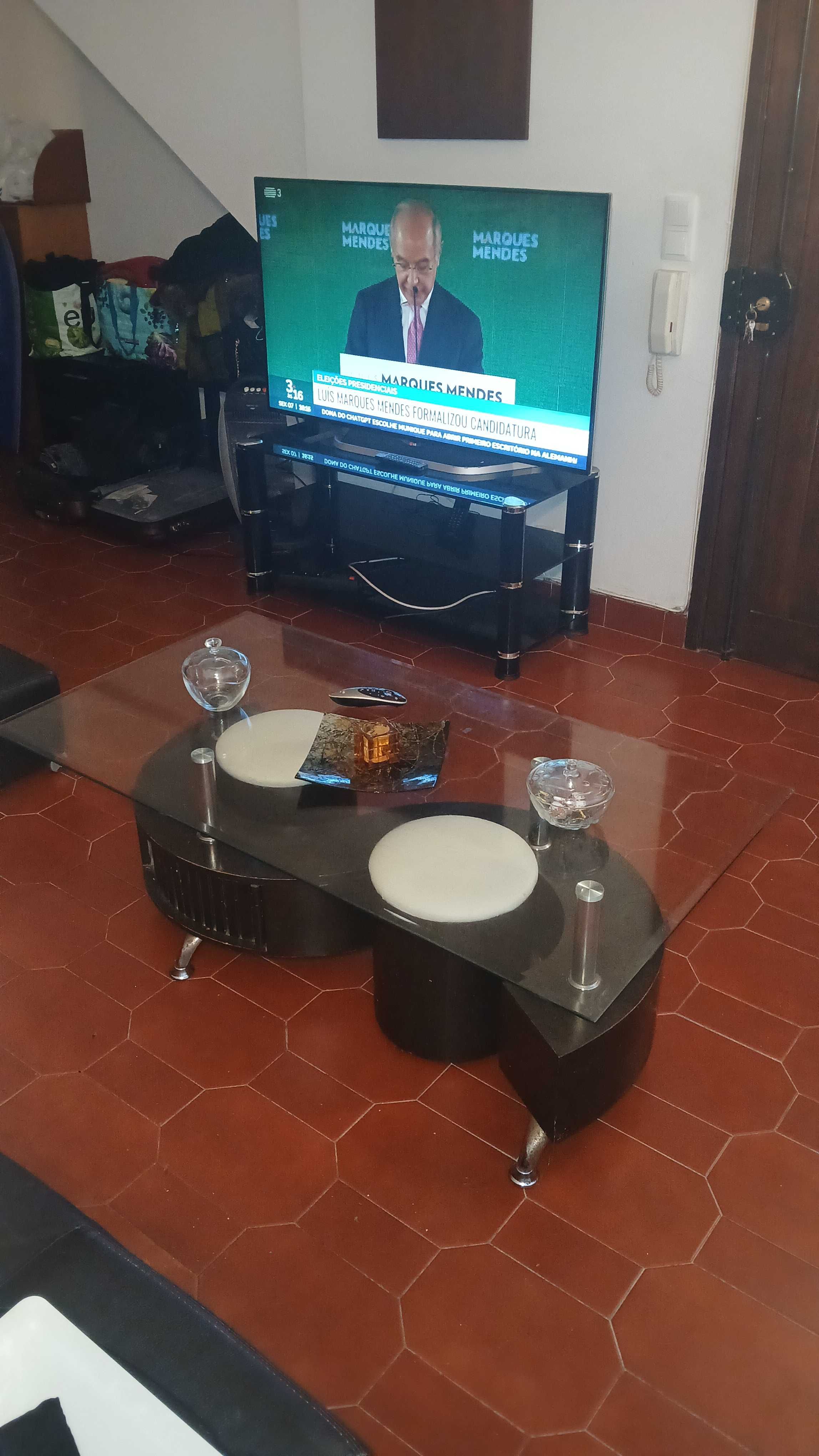 SOFÁ em pele Preto mais a MESA de centro!