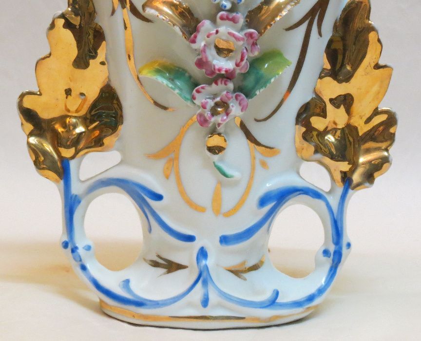 Jarra em porcelana da Limoges com flores moldadas e folhas douradas