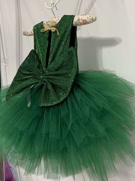 Сукня ялинка на 5-6 рокiв зеленого кольору у садочок на свято