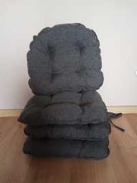 Szare poduszki na krzesła