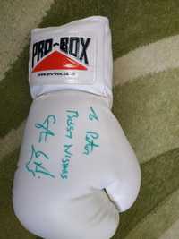 Боксёрская перчатка с автографом