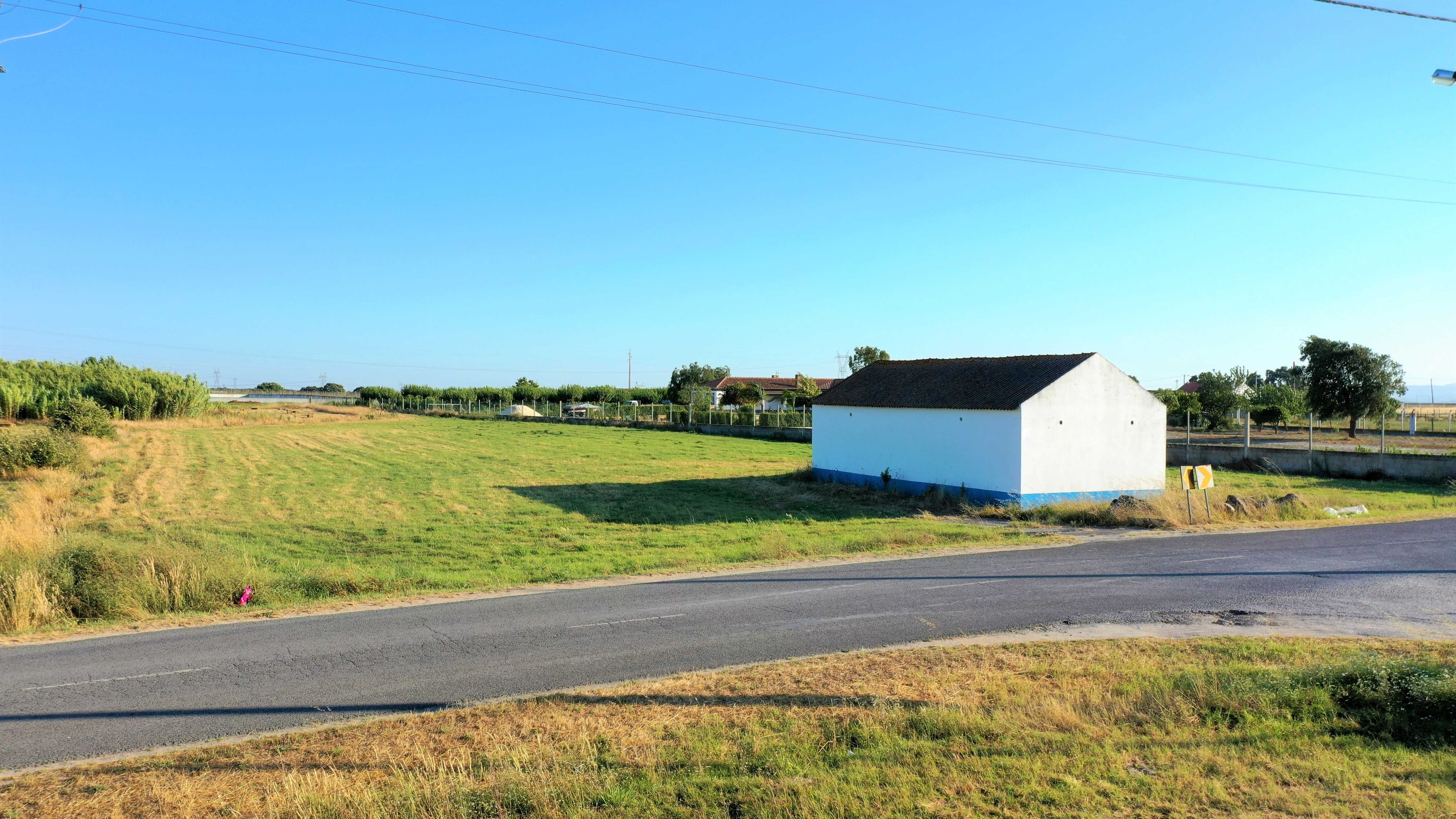 Terreno com armazém de 70m2