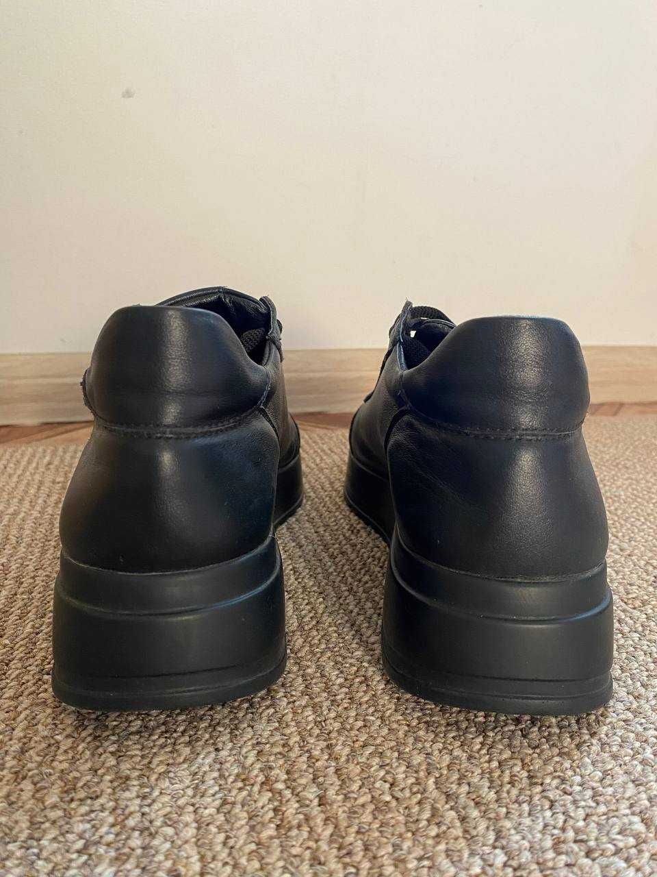 Жіночі шкіряні кросівки 39 розмір