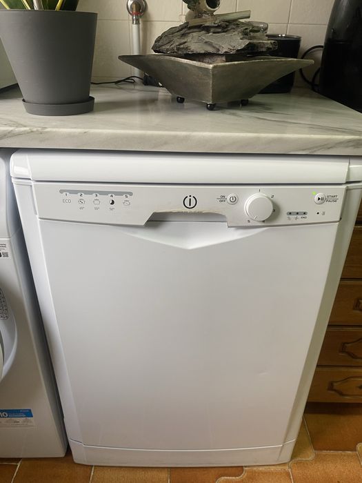 Maquina de Lavar Loiça Indesit e Microondas