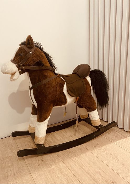 Piekny kon na biegunach- wydaje dzwieki