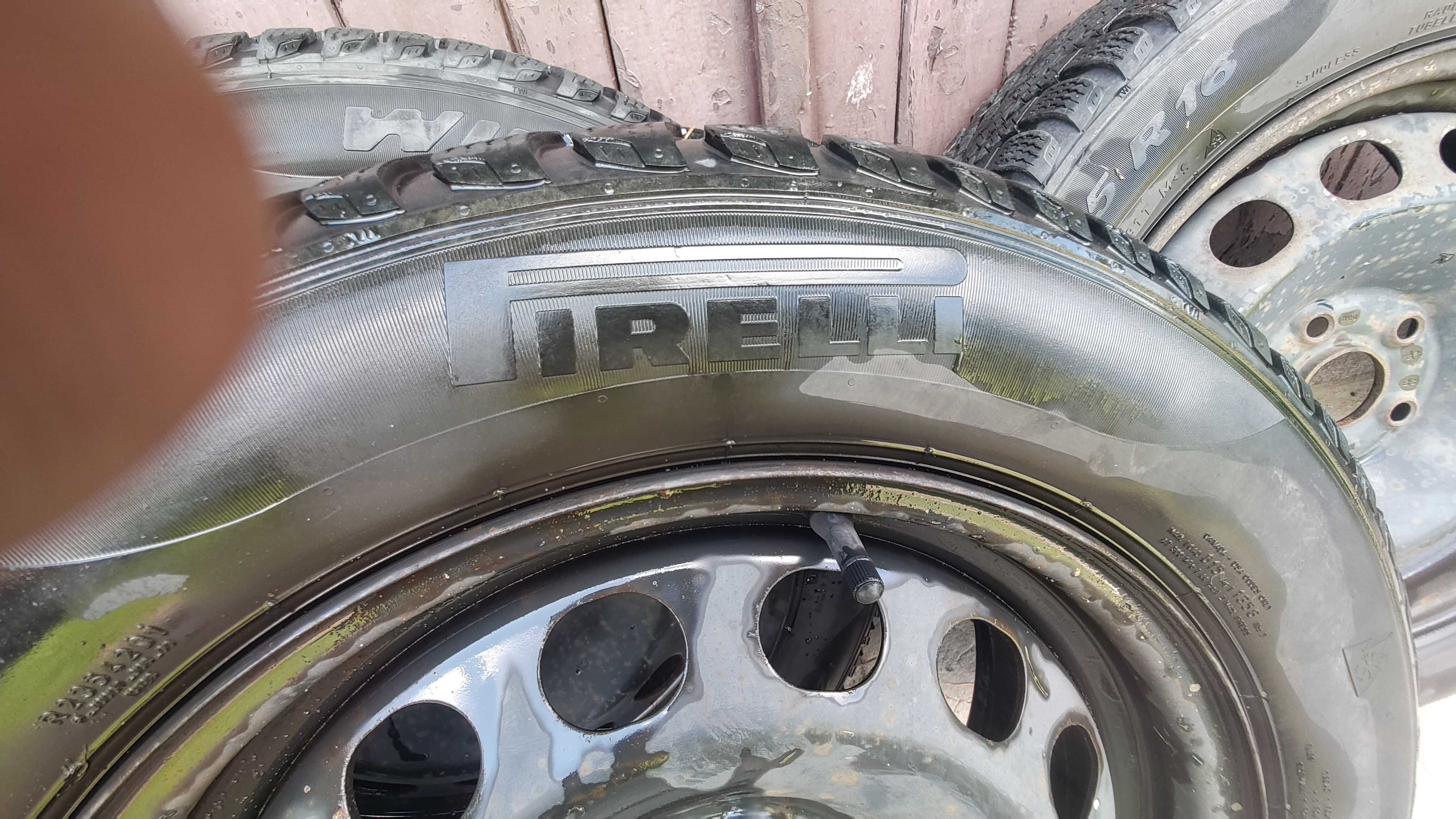 Koła zimowe Pirelli Winter 205/55/R16 91/T używane.