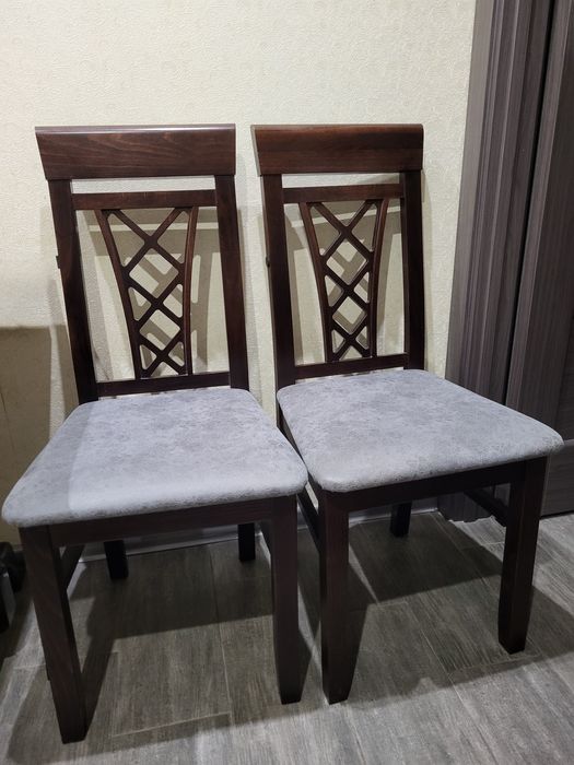 Дерев'яні стільці