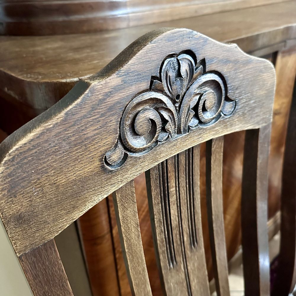 4 stare krzesła drewniane rzeźbione obite skórą plus stół