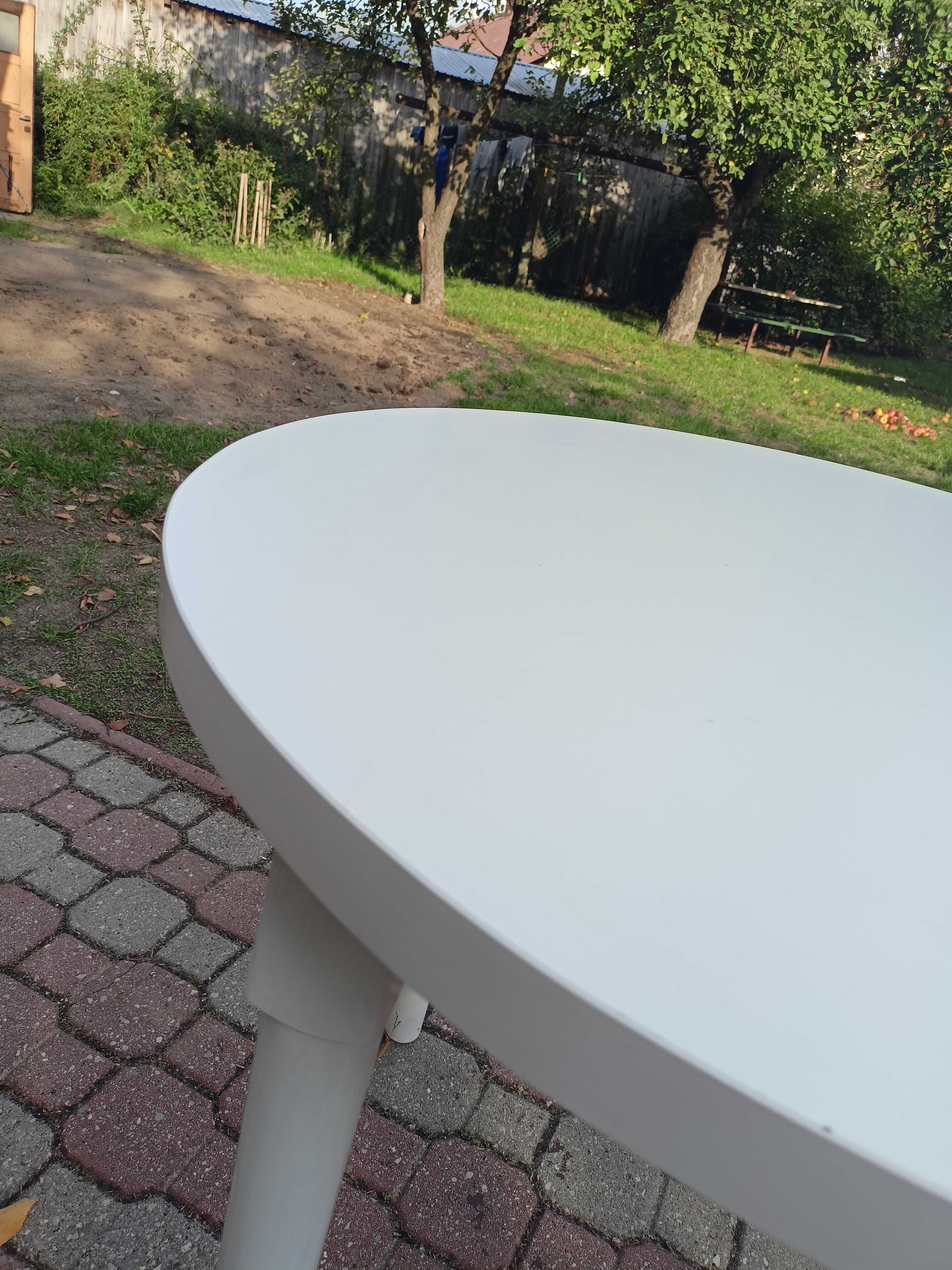 Biały okrągły stół