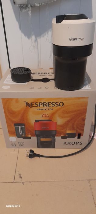 Maquina de café Nespresso vertuo pop nova.