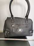 Czarna torebka Guess