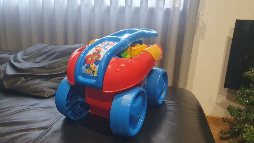 Carrinho com legos