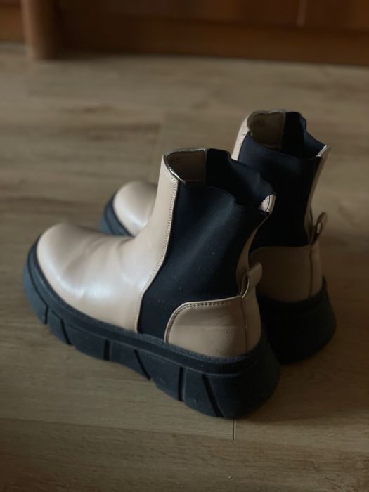 Осінні черевики в бежевому кольорі