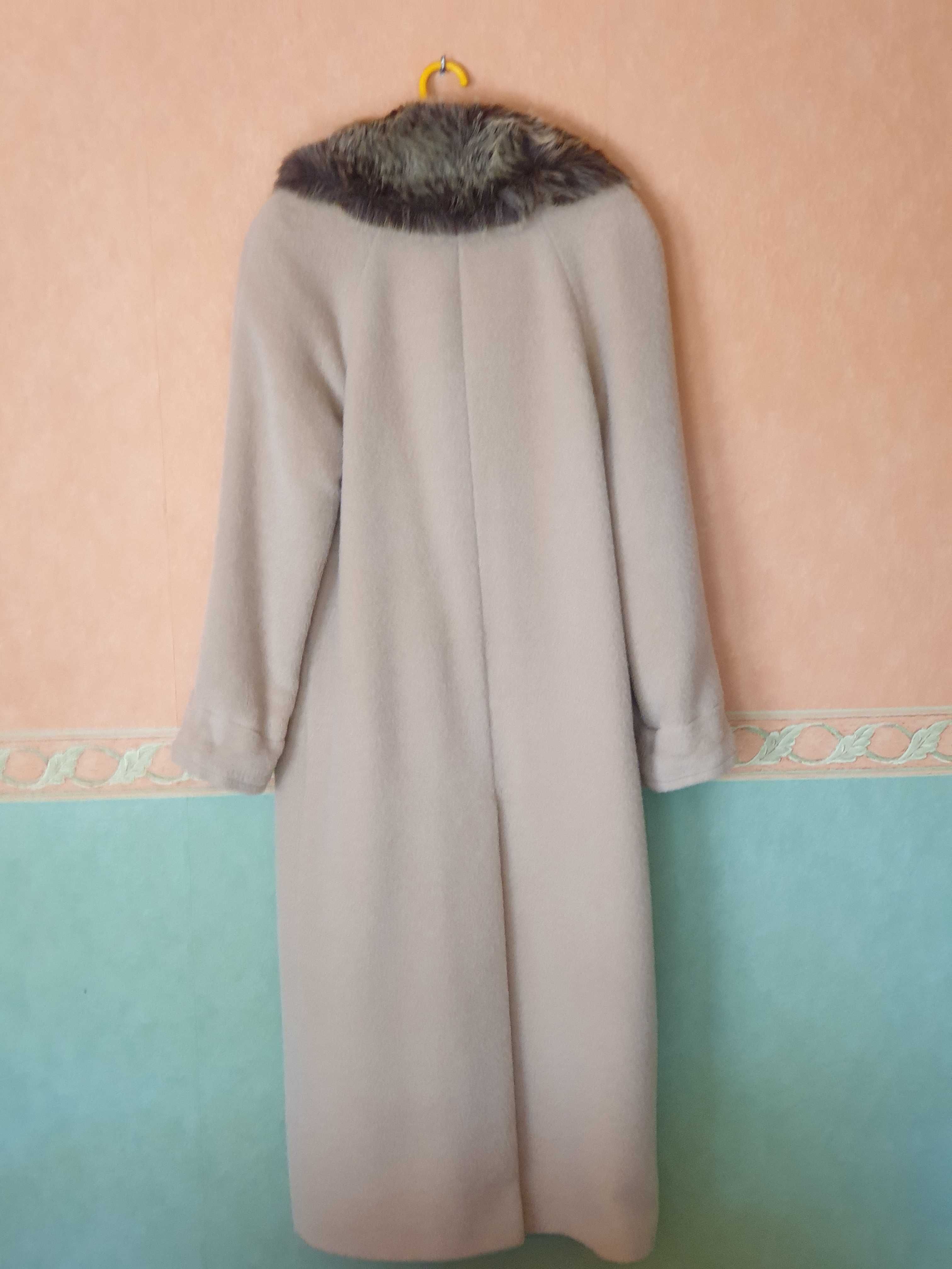 Moda damska , w rozmiarze 36 wykonany z alpaki i Virgin wool.