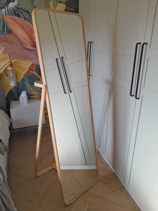 Lustro stojące w drewnianej ramie