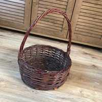 Duży brązowy wiklinowy koszyk z uchwytem na grzyby lub zakupy