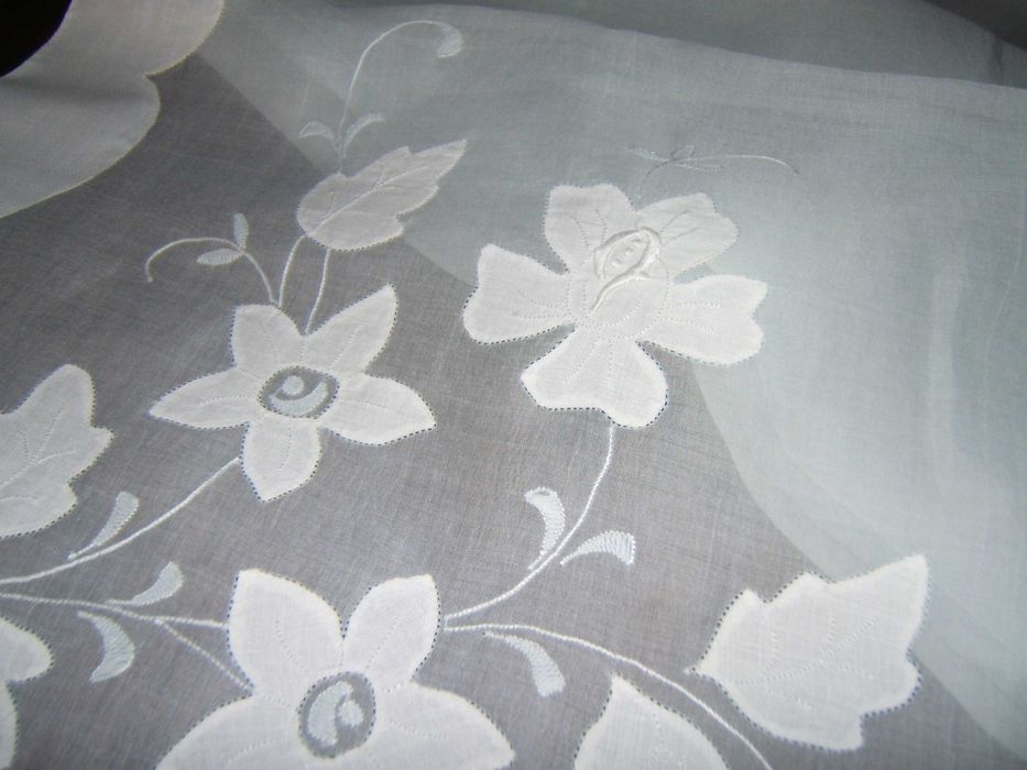 Toalha da Madeira em linho e organdi bordada