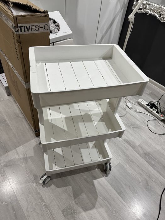 Stolik pomocnik kosmetyczny