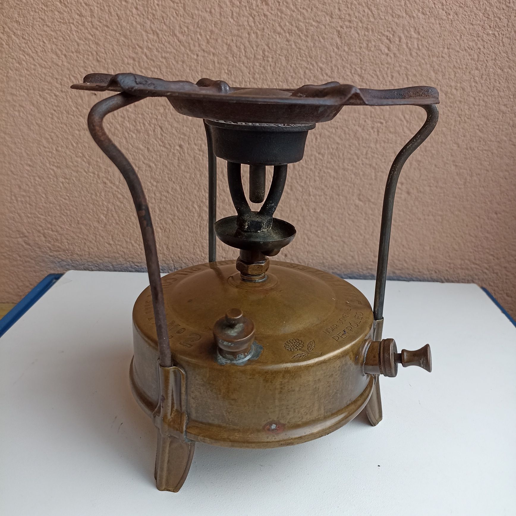 Fogão a petróleo antigo completo