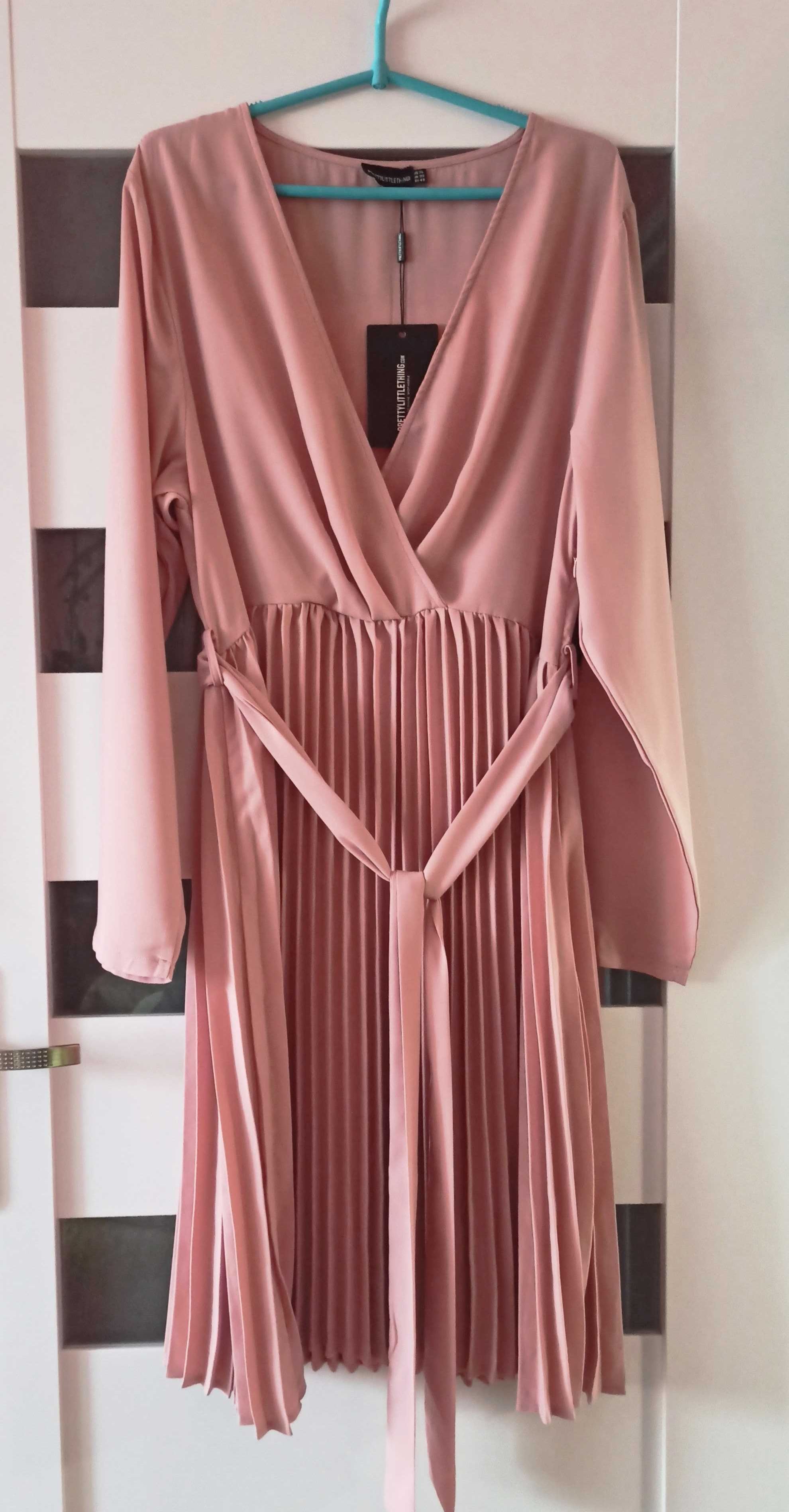 Różowa pastelowa sukienka plisowana midi Prettylittlething