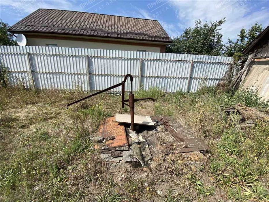 Будинок з великою ділянкою біля лісу!