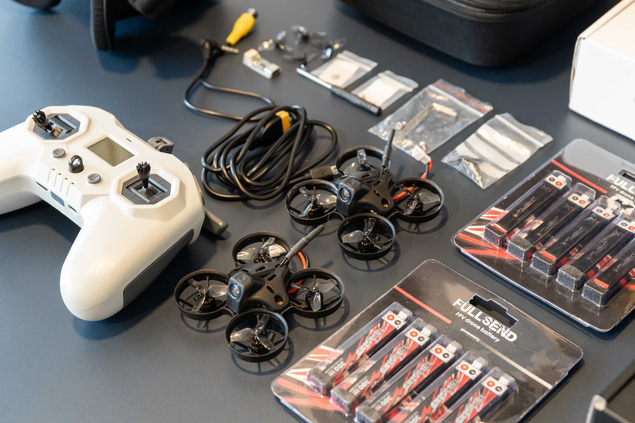Conjunto FPV - 2 Drones, Comando, Goggles e acessórios