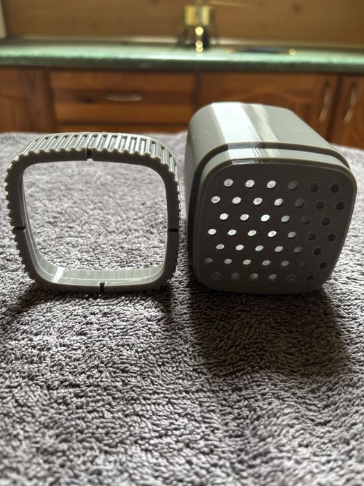 Kubek na szczoteczki z podstawką i odpływem wody – druk 3D