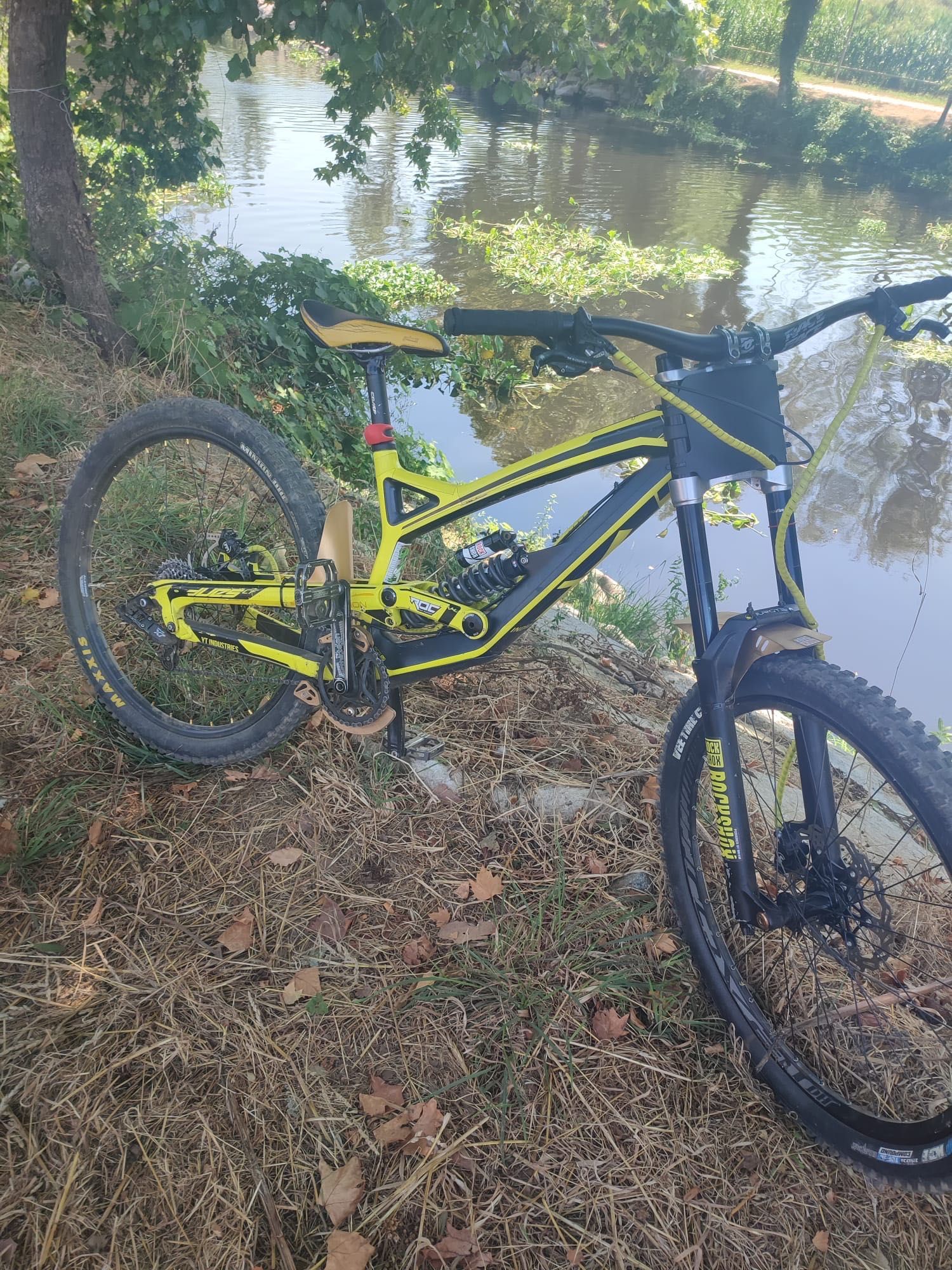 Yt tues Downhill