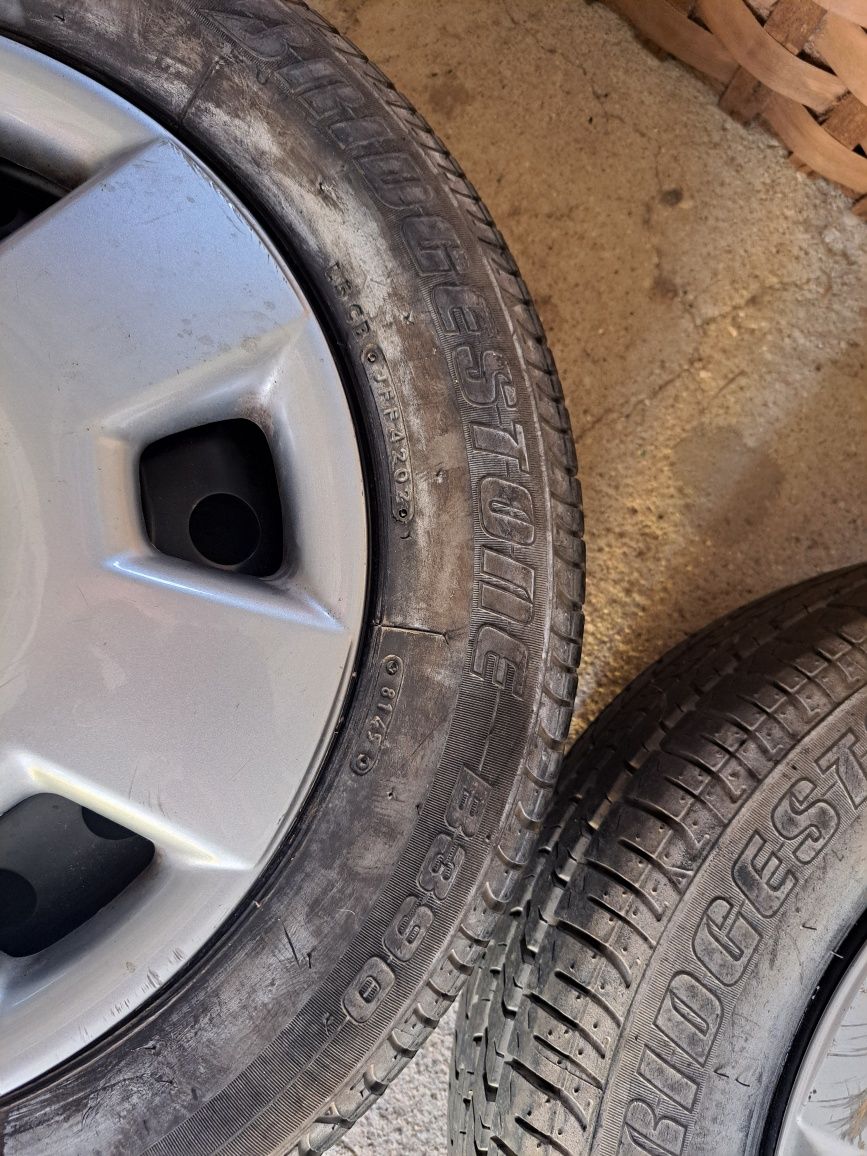 Pneus Bridgestone B390 (195/60R15) c/ jante