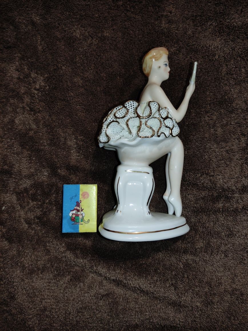 Фарфоровая статуэтка Балерина с зеркальцем ручная работа