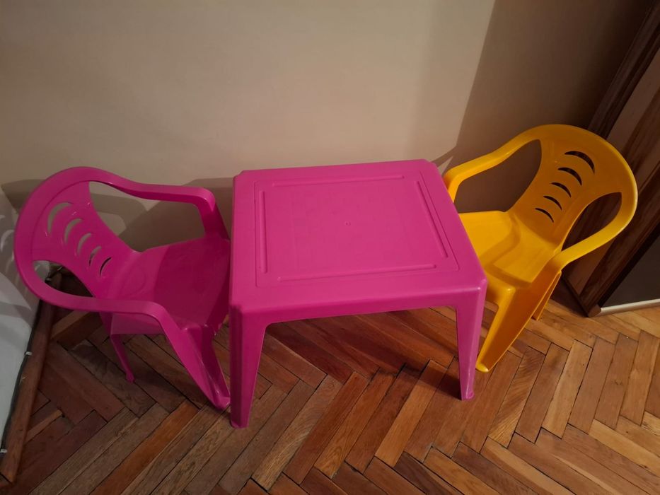 Stolik plus dwa krzeselka