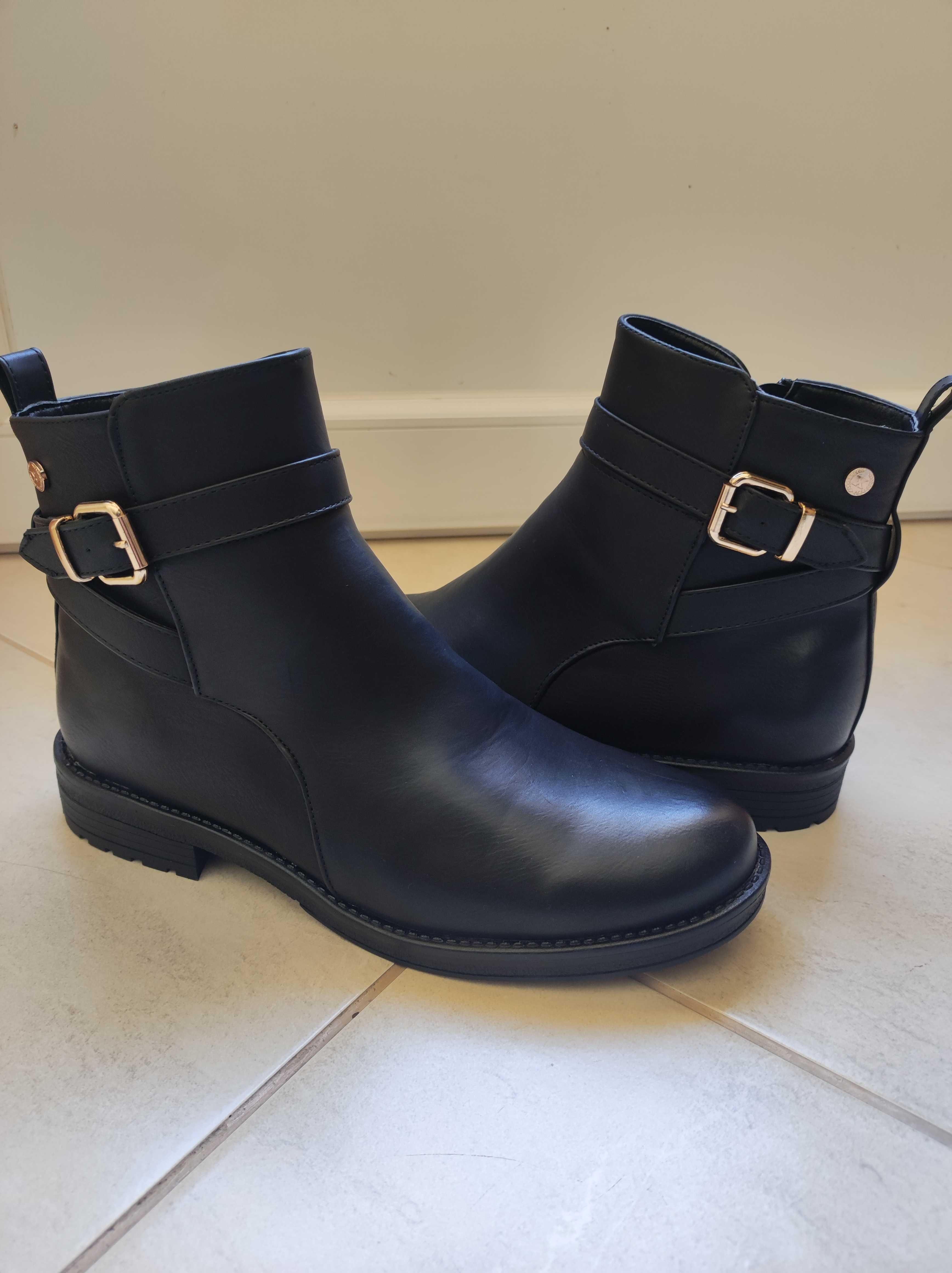 Botins pretos da Xti