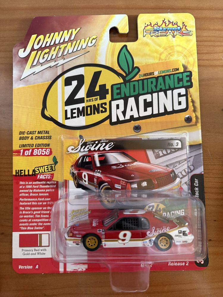 Miniaturas Hotwheels Premium e Johnny Ligtning Temáticos