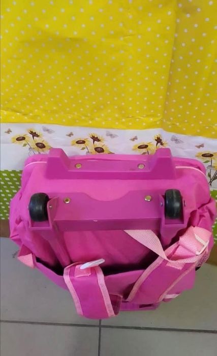 Дитячий рюкзак на колесах для дівчинки