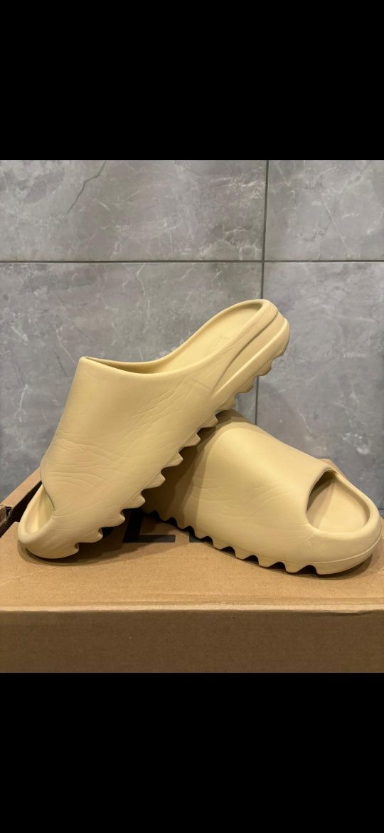 YEEZY SLIDE  Dessan rozmiar -44,5