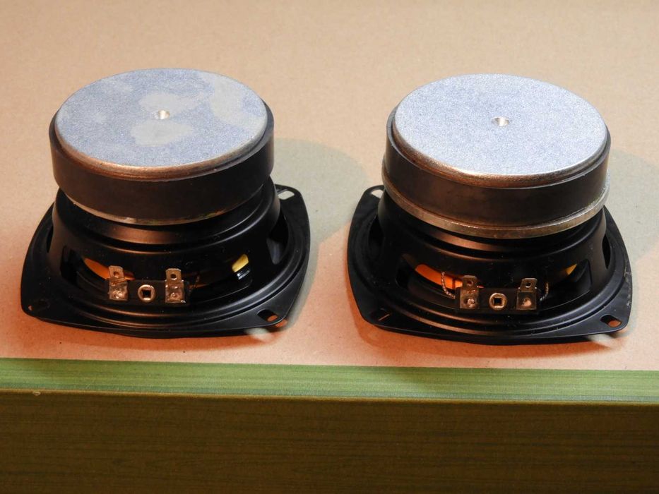 Głośniki basowe 10,5 cm średnicy.