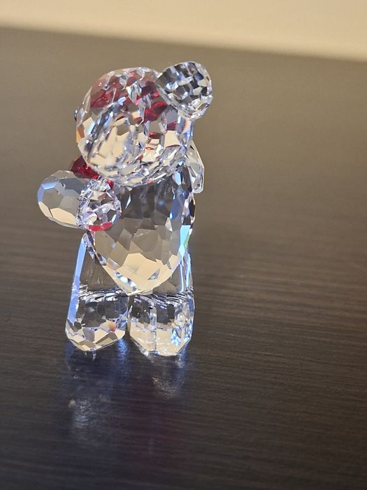 Kryształowy miś Kris Swarovski z czerwonym sercem "A Heart For You”