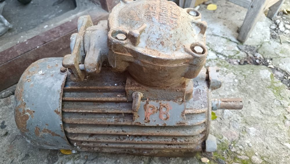 Двигун єлектричний