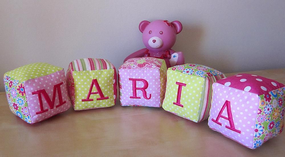 Cubo decorativo com letra bordada