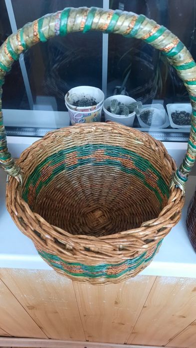 Детские пасхальные  корзинки из бумажной лозы.