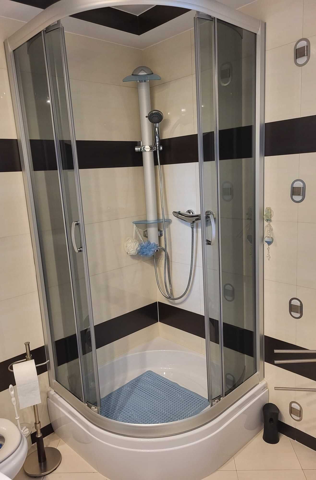 Zestaw Kabina prysznicowa z brodzikiem i panelem prysznic 5 w 1