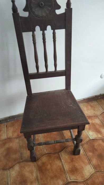 Cadeira antiga em madeira macica